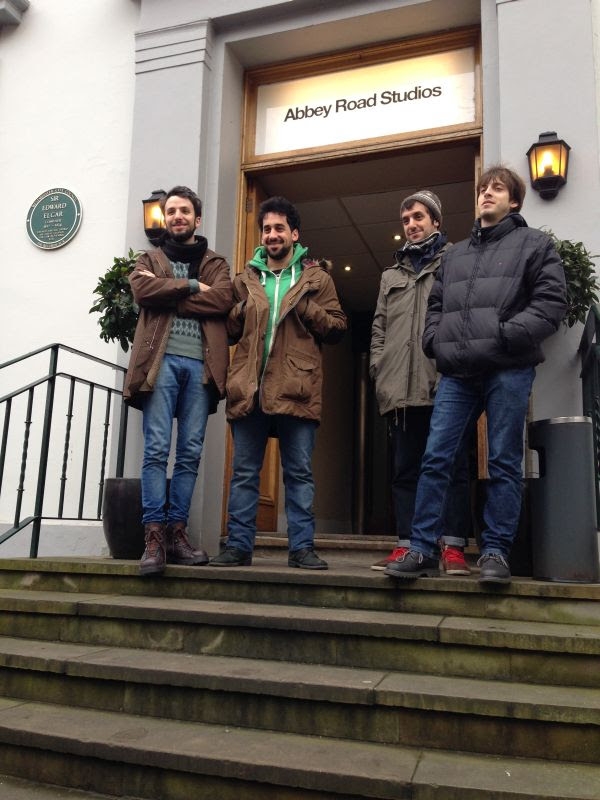 Los Nuevos Monstruos presenta "Acto De Fe", grabado en Abbey Road Studios.