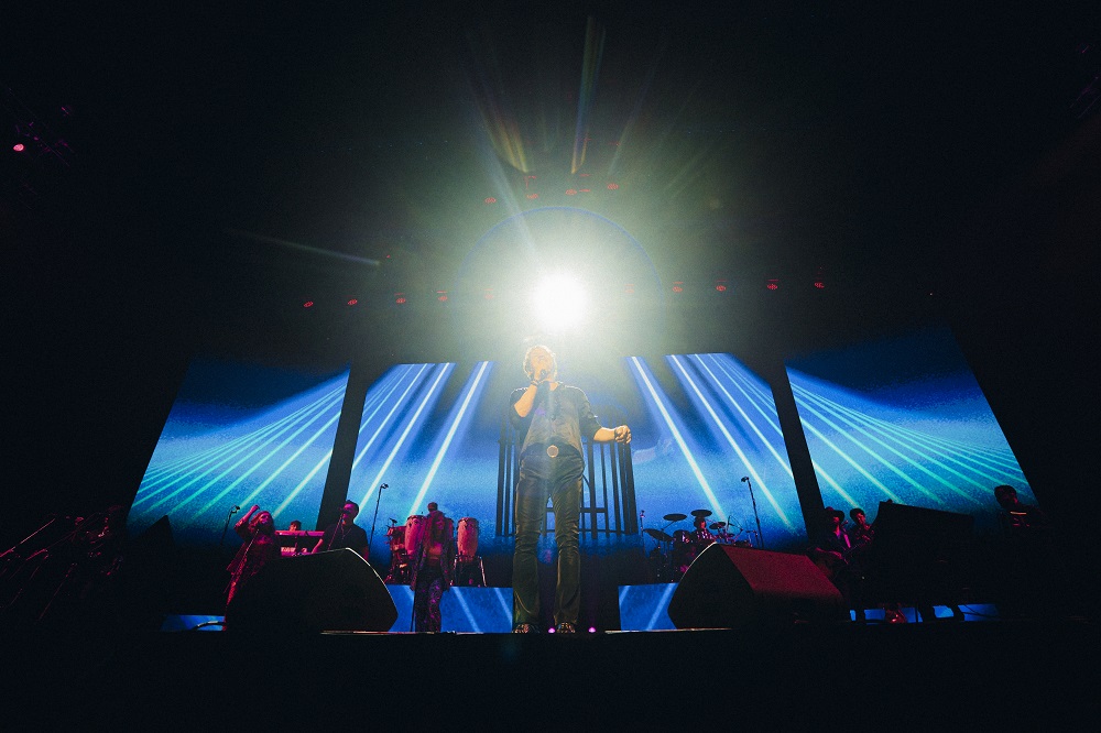 Carlos Vives desplegó su inigualable fiesta hispana en un Movistar Arena agotado