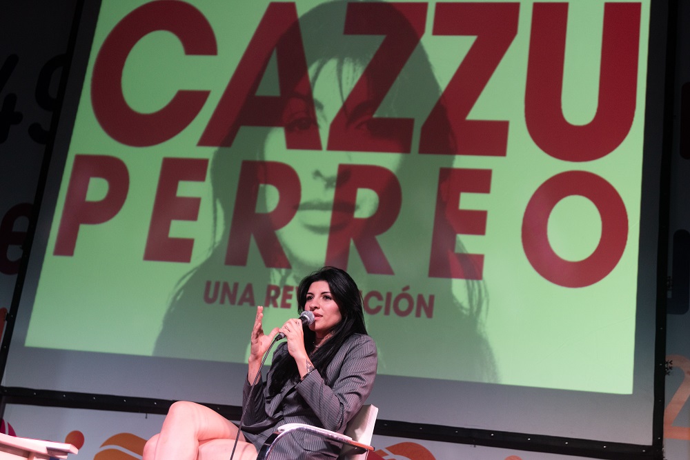 Cazzu presentó "Perreo, una revolución" a sala llena en la Feria del Libro