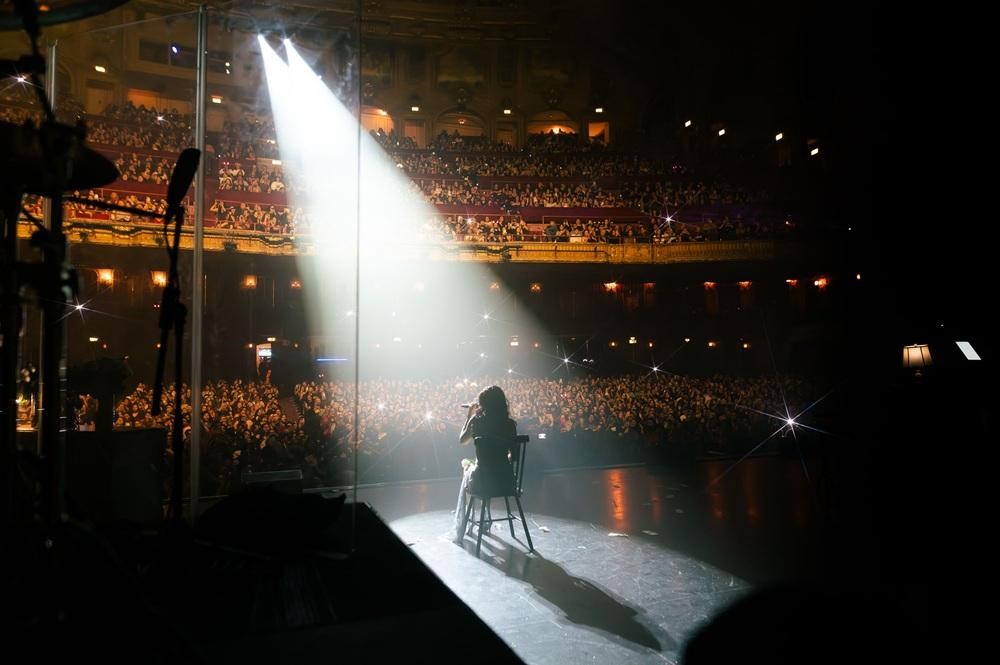Cazzu empezó su exitosa gira por Estados Unidos en el emblemático The Chicago Theatre con un show sold out