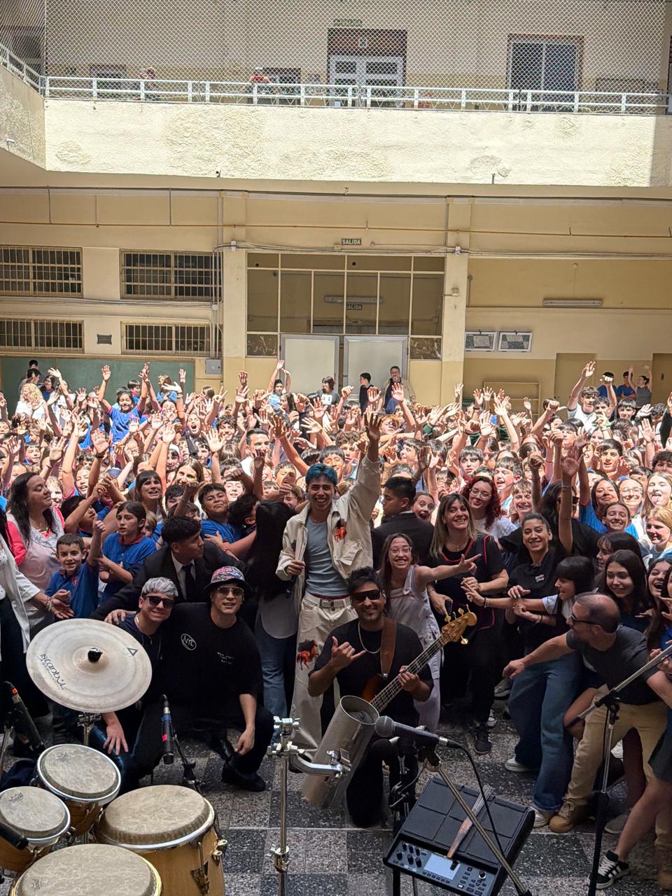 Luck Ra sorprende una vez más irrumpiendo en dos colegios y transformando la tarde en una jornada de música y alegría 