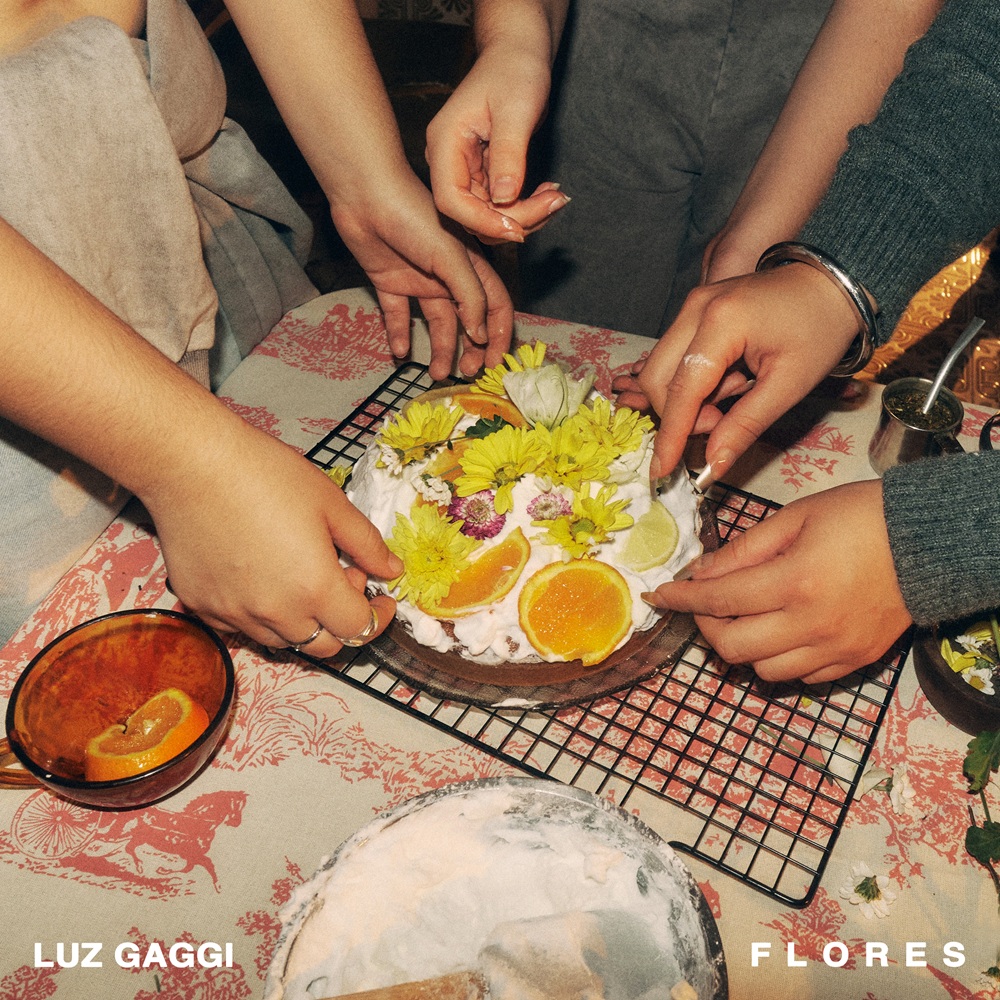 Luz Gaggi estrena su nueva canción "FLORES", y nos sumerge en la dulzura y profundidad hipnótica de su voz