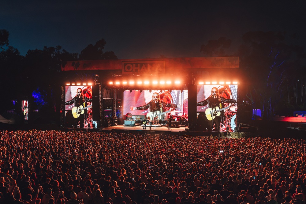 Eddie Vedder presenta a Maná en Ohana Fest, siendo la única banda de rock latino en encabezar el festival.
