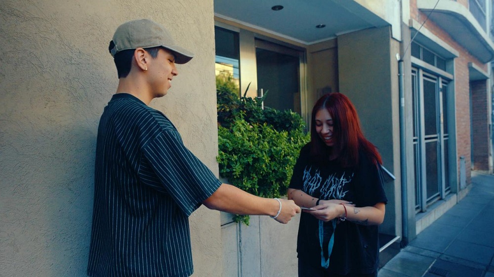 Milo J sorprendió a sus fans en sus casas para entregarles las entradas a su show en Vélez