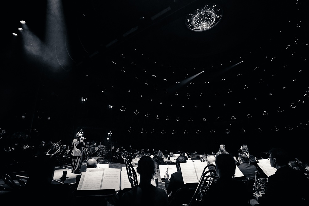 Nicki Nicole lleva su universo al Teatro Colón en un concierto sinfónico  que conmueve al mundo - CZ COMUNICACIÓN