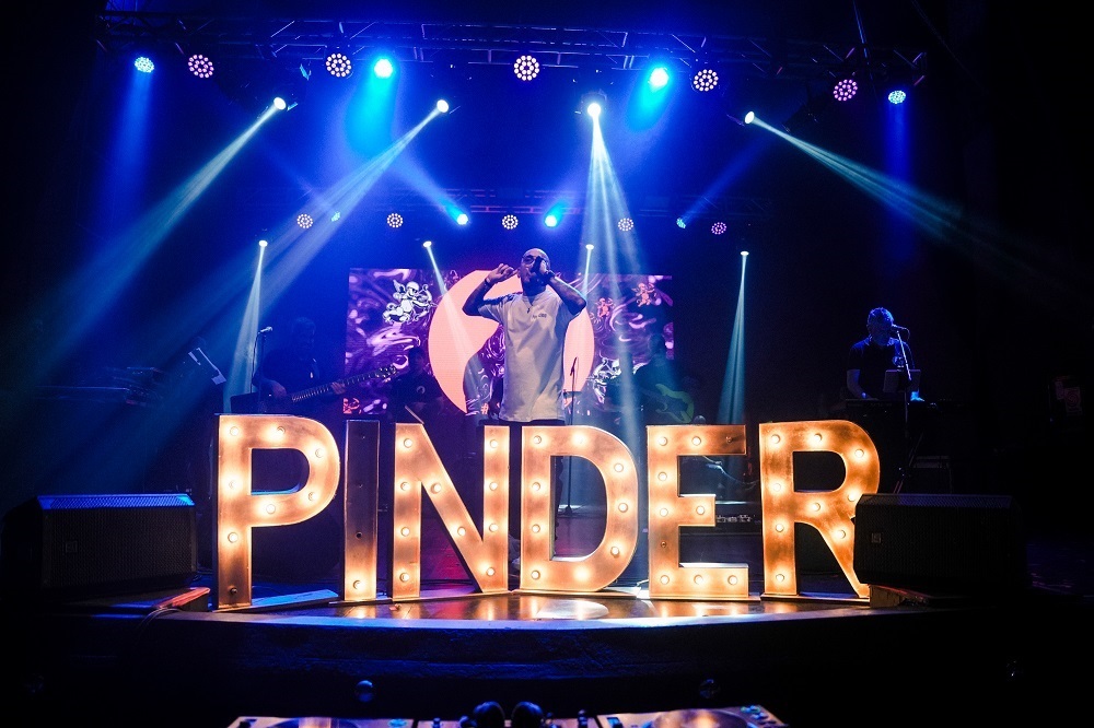 Con entradas agotadas, la Pinder Fest reunió a cientos de corazones en una noche para el recuerdo