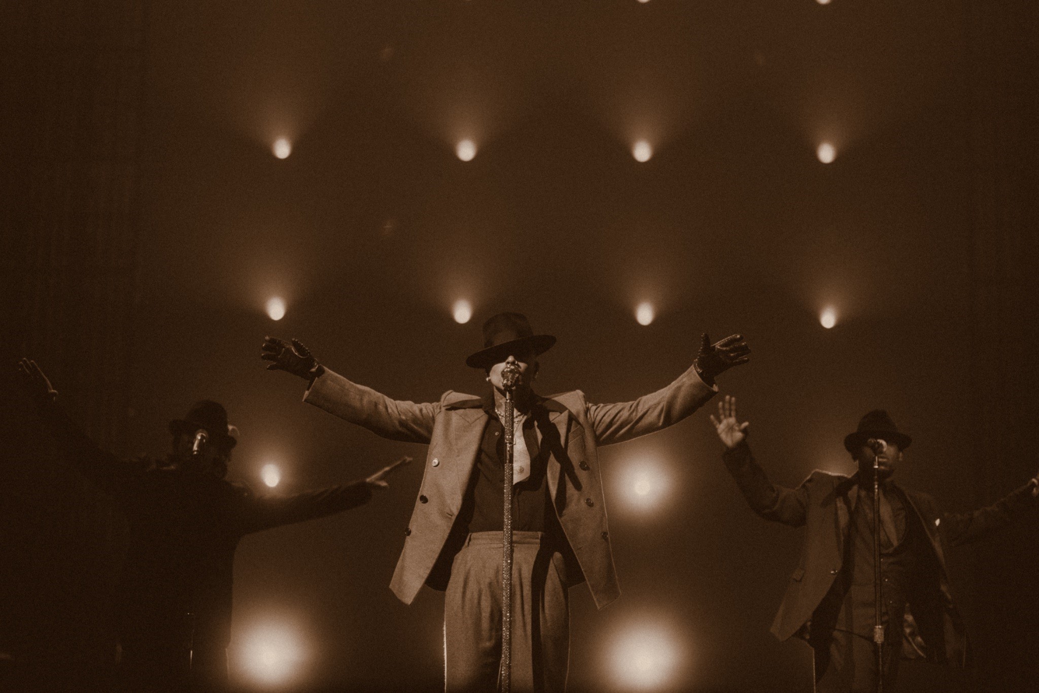 Rauw Alejandro transformo el Movistar Arena en el segundo de sus tres shows con una propuesta teatral y cinematografica 