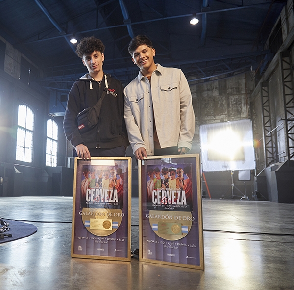 Migrantes recibe el Disco de Oro por "Si Me Tomo Una Cerveza Remix"