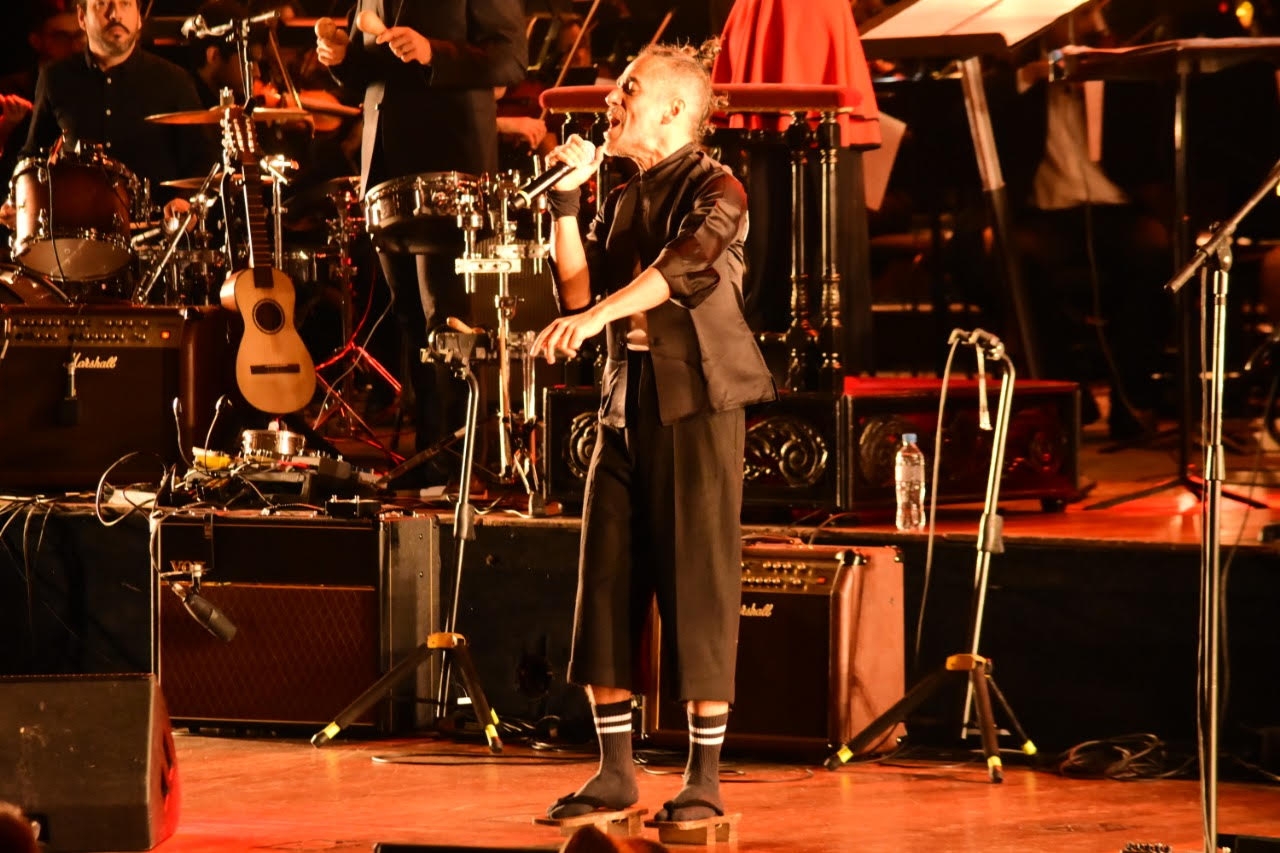 Café Tacvba deleitó con su rock sinfónico en la primera jornada del Festival Únicos en el Teatro Colón!